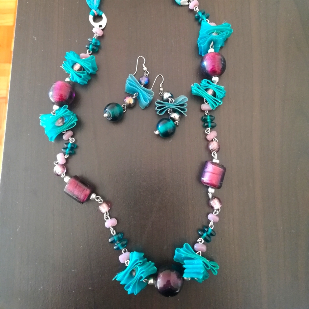 Necklace and earrings set with glass beads and organza💎